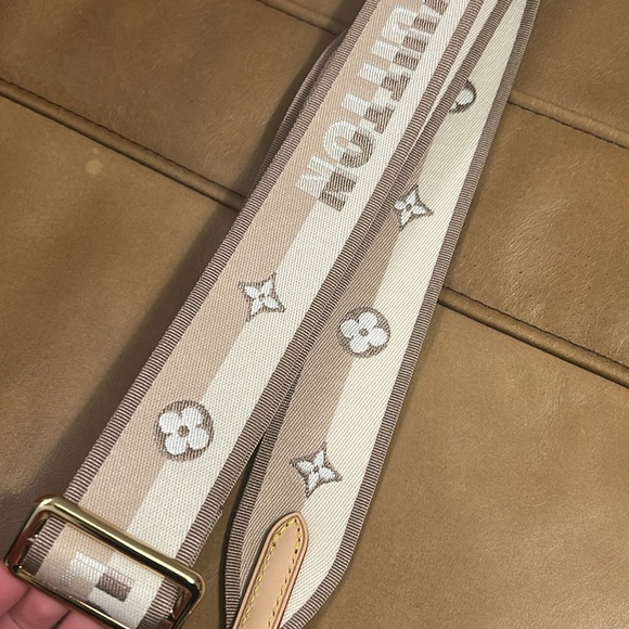LV crossbody strap. - Picture 2 of 5
